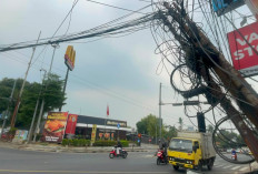 Nyaris Roboh! Tiang Listrik Doyong di Jalan Raya Sawangan Sudah Seminggu Dibiarkan