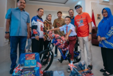 Aksi Heroik Bocah SD Panjat Tiang Bendera di Lampung Berbuah Sepeda dari Gubernur