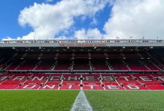 Potongan Rumput Old Trafford Dijual dalam Kubus Kaca, Segini Harganya