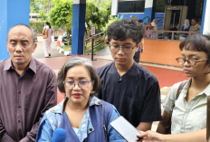 Amanda Andono Bawa Pakaian Rusak ke Polisi, Laporkan Dugaan Kekerasan Usai Protes Petasan Maulid
