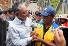 Menteri Dody Apresiasi Warga Penjaga Konektivitas di Jembatan Enang-Enang, Sematkan Rompi Kuning