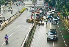 Truk Tabrak Separator di Casablanca, Lalin Sempat Macet