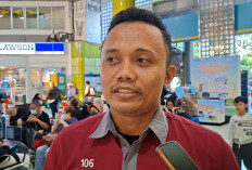 Kisah Haru Porter Stasiun Gambir: Bantu Orang Mudik, Tapi Susah Untuk Pulang Kampung