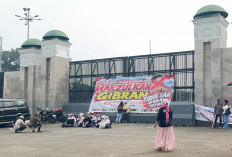 Suasana Aksi di Depan Gedung DPR, Demonstran Bentangkan Spanduk Desak Gibran Turun