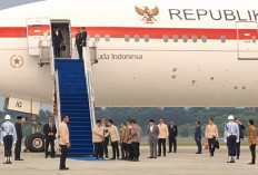 Tiba di Tanah Air Usai Lawatan Luar Negeri, Prabowo Salami dan Rangkul Gibran