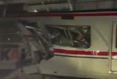 KRL Commuter Line Diseruduk Argo Bromo Anggrek di Stasiun Bekasi Timur, Jalur Kereta Lumpuh