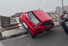 Viral Mobil Merah Nangkring di Fly Over Ciputat, Begini Kronologinya