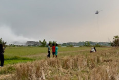 Healing Tipis-tipis di Tengah Musibah, Warga Ramai Nonton Helikopter Pemadam TPA Jatiwaringin