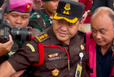 Tampang Lesu Dadan Hindayana Pakai Rompi Pink Kejagung Usai Dicopot dari BGN