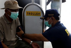 Polda Metro Jaya Bagi-Bagi Masker dan Beri Layanan Kesehatan Antisipasi Abu Vulkanik