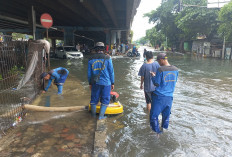 Sudah Tiga Hari, Banjir Masih Mengepung Perempatan Puri