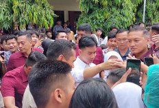 Gibran Tinjau Program Makan Bergizi Gratis, Siswa SMKN 3 Kota Tangerang Malah Berebut Minta Foto