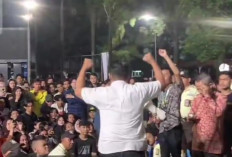 Pasangan Mahasiswa Diduga Sesama Jenis di PNJ Ditinju Sang Ayah, Sujud Minta Maaf karena Malu