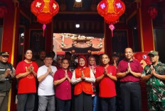 Walkot Jakbar Tinjau Perayaan Imlek 2577 di Vihara Dharma Bhakti, Bawa Pesan dari Gubernur
