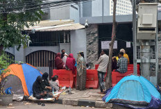 Minta Suaka ke UNHCR, Sejumlah Pengungsi WNA Dirikan Tenda di Jalan Setia Budi Jaksel