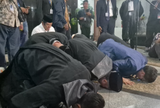 Momen Sujud Syukur Militan Gibran 08 Usai Putusan MK: Kebenaran Menunjukkan!