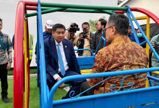 Momen Menteri Ara dan Kepala BP BUMN Ngobrol Santai di Ayunan saat Tinjau Huntara Jakpus