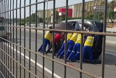 Truk Towing Alami Pecah Ban Bikin Ferrari Terbalik di Tol Cengkareng