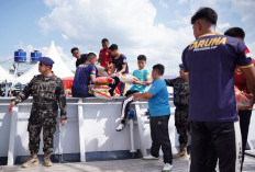 Kapal Pengawas Perikanan Angkut Bantuan Kemanusiaan ke NTT