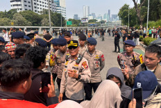 Massa Diadang Polisi di Palmerah saat Hendak ke Gedung DPR: Mau ke Rumah Rakyat Masa Harus Izin?