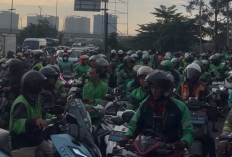 Viral Ratusan Driver Ojol Antri Pembagian THR di Taman Wiladatika Cibubur, Ternyata Cuma Hoaks