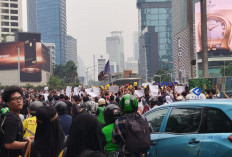 Gelombang Mahasiswa Terus Berdatangan ke Bundaran HI, BEM FMIPA UI Ikut Aksi