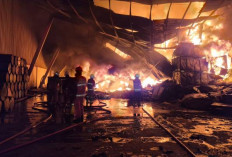 Kebakaran Hebat di Pabrik Sandal Cipondoh, Sudah 10 Jam Tak Kunjung Padam