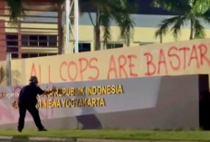 Protes Arogansi Brimob, Pelang Polda DIY Dicoret Bertuliskan 'All Cops Are Bastard'