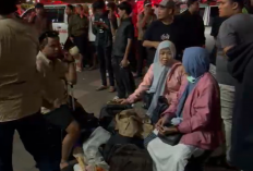 Foto-Foto Kepanikan Penumpang KRL di Stasiun Bekasi Timur Imbas Tabrakan Argo Bromo Anggrek