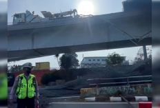 Truk Trailer Muatan Besi Terguling di Tomang, Tol Dalkot Arah Cawang Ditutup
