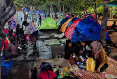 Bukan Hotel Mewah, Warga Karawang Pilih Camping di Pinggir Pantai Ancol demi Sambut 2026