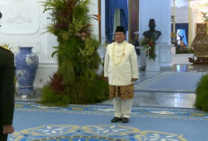 Perdana! Prabowo Pimpin Upacara HUT ke-80 RI, Kenakan Baju Adat Beskap dan Kain Songket