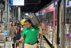 Libur Nataru 2025: Stasiun Pasar Senen Dipadati Penumpang, Jasa Porter Kebanjiran Order