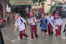 Hujan Deras, Siswa SD di Depok Terjang Banjir 40 Cm Sepulang Sekolah