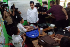 Diberi Tas dan Buku oleh Gibran, Siswa SLBN 05 Jakarta: Terima Kasih Bapak Wakil Presiden 