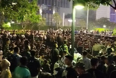 Diiringi Lagu Halo-Halo Bandung, Mahasiswa di Depan Gedung UOB Sudirman Teriak Revolusi