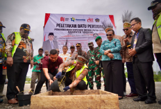 Menkop Lakukan Peletakan Batu Pertama Pembangunan KDKMP Dekai di Yahukimo