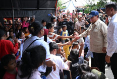 Sapa Pengungsi Korban Banjir di Langkat, Prabowo: Kalian adalah Keluarga, Tidak akan Kami Tinggalkan 