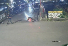 Rekaman CCTV Andrie Yunus Disiram Air Keras di Salemba: Teriak Allahu Akbar hingga Dibantu Warga