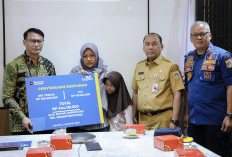 Keluarga Petugas Damkar Cipayung yang Gugur saat Bertugas Terima Santunan Rp344 Juta