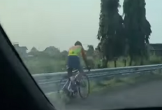 Viral Aksi Pesepeda Nekat Gowes di Pinggir Jalan Tol Pandaan-Malang, Netizen: Nyusahin Jasa Marga