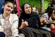 Jauh-jauh dari Pandeglang ke Jakarta, Lilis Boyong Keluarganya Rayakan Tahun Baru di Bundaran HI