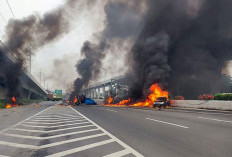 Api Berserakan di Tol Cikampek KM 5 Arah Cawang Akibat Kecelakaan Avanza