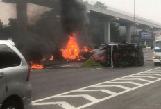 Satu Mobil Kebakar Habis Dalam Kecelakaan Tol Cikampek