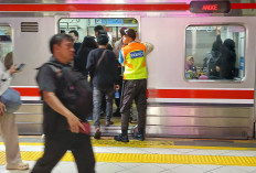 Stasiun Sudirman Membludak Sejak Lepas Dzuhur, Penjual Jajanan Batagor Ini Kaget