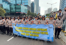 Polwan Bawa Spanduk 'Pejuang Aspirasi, Kami Siap Melayani', Mahasiswa Malah 'Ngeroasting': Udah Siap Belum..
