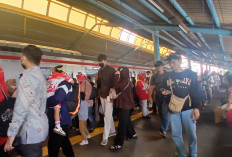 Sambut Pesta Rakyat HUT Ke-81 RI, Antrean Panjang Hiasi Area Stasiun Juanda