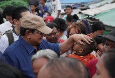 Cerita Teddy saat Prabowo Diam-diam Blusukan di Bantaran Rel Senen: Warga Kaget