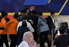 Breaking News! Menteri KKP Sakti Wahyu Trenggono Pingsan saat Upacara Pemakaman Korban Pesawat ATR 42-500