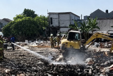 30 Jam Kebakaran Sampah di Kramat Jati Belum Padam, 50 Personel Gulkarmat Berjibaku Padamkan Api